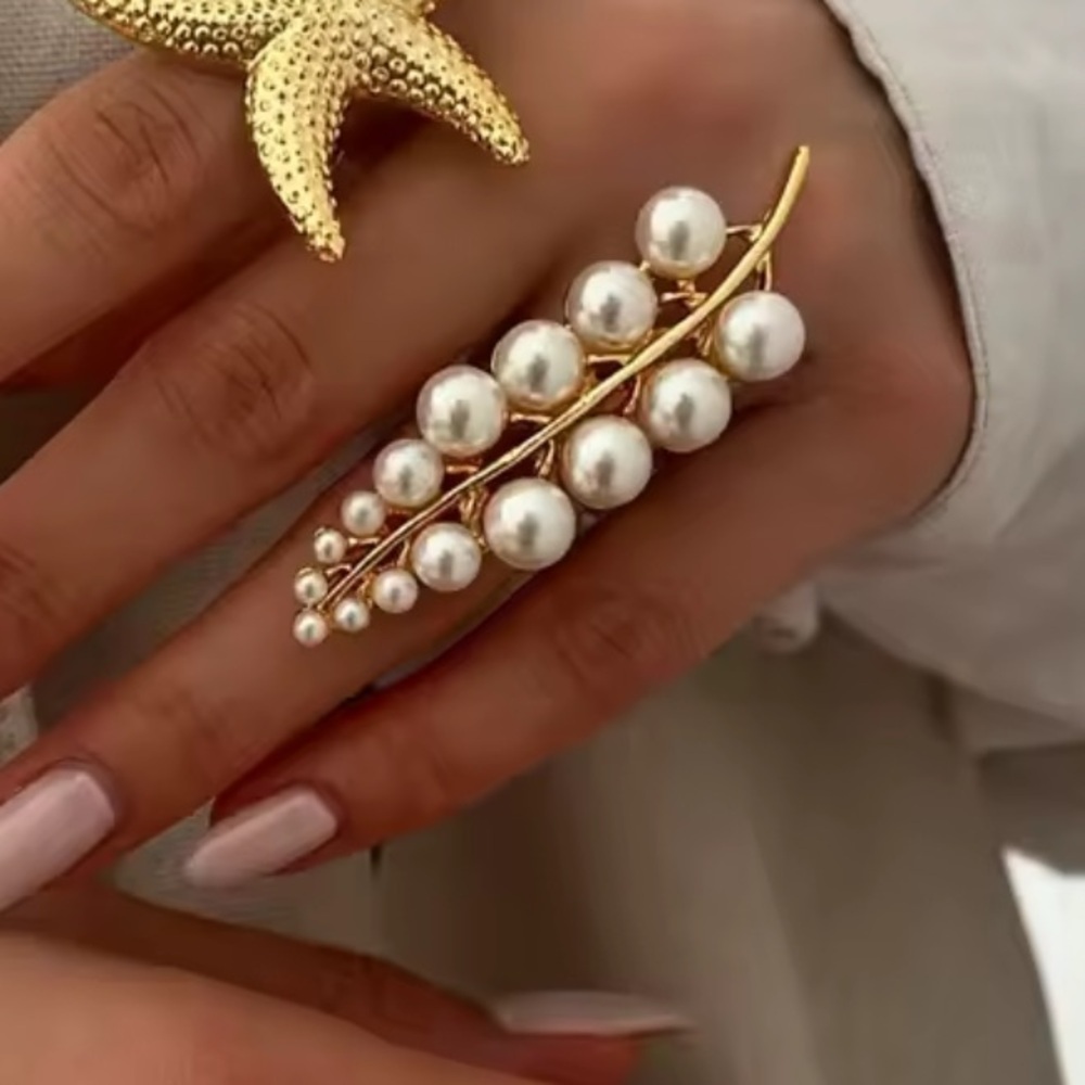 Zara model adjustable casual leaf 
Gold and Pearl Women's Ring